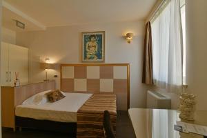 Posteľ alebo postele v izbe v ubytovaní Hotel Le Chevalier
