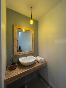 W łazience znajduje się umywalka i lustro. w obiekcie Hello Penida House w mieście Nusa Penida
