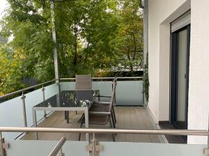 a patio with a table and chairs on a balcony at Ferienwohnung LIVONA in Bad Neuenahr-Ahrweiler