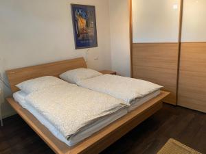 a bedroom with a bed with a wooden headboard at Ferienwohnung LIVONA in Bad Neuenahr-Ahrweiler