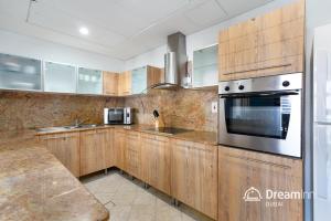 Kuchyň nebo kuchyňský kout v ubytování Dream Inn Apartments- Emaar Towers - Rega Al Buteen