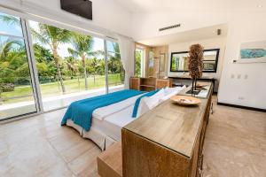 1 dormitorio con cama y ventana grande en Luxury Villa Waterfall with Private Pool, BBQ & Maid, en Punta Cana