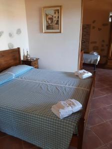 ein Schlafzimmer mit einem Bett mit zwei Handtüchern darauf in der Unterkunft Al Melograno B&B in Belmonte Calabro