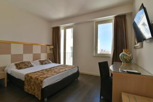 Posteľ alebo postele v izbe v ubytovaní Hotel Le Chevalier