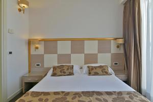Posteľ alebo postele v izbe v ubytovaní Hotel Le Chevalier