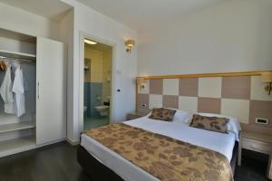 Posteľ alebo postele v izbe v ubytovaní Hotel Le Chevalier