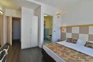 Posteľ alebo postele v izbe v ubytovaní Hotel Le Chevalier
