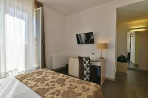 מיטה או מיטות בחדר ב-Hotel Le Chevalier