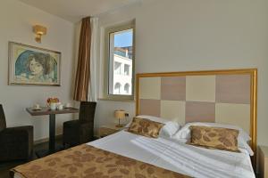 Posteľ alebo postele v izbe v ubytovaní Hotel Le Chevalier