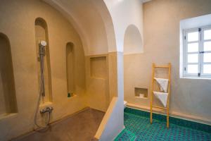 baño con ducha y ducha a ras de suelo en Kasbah Hnini en Igdourane