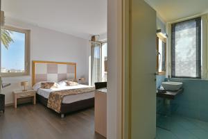Posteľ alebo postele v izbe v ubytovaní Hotel Le Chevalier