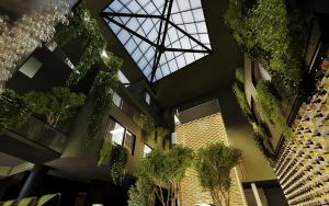 ベルゲンにあるMagic Hotel & Apartments Kløverhusetの天井に植物が垂れ下がる建物