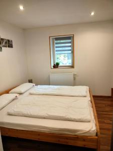 2 Betten in einem Schlafzimmer mit Fenster in der Unterkunft Ferienhaus Kaufmanns Cafe in Kurort Oberwiesenthal