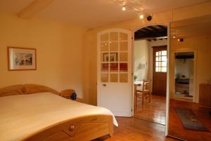 um quarto com uma cama e uma sala de jantar em A la Vie Douce em Vidouze