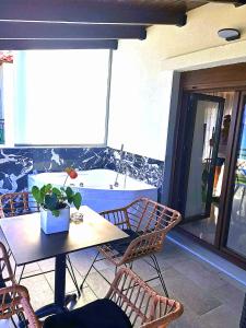 Część wypoczynkowa w obiekcie Lux Suite Sea Front Avra