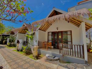a small house with a thatched roof at Gelih Bungalow Nusa Penida in Nusa Penida