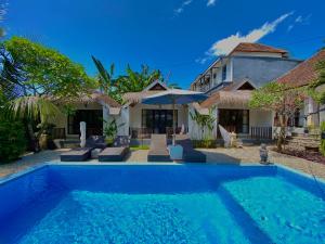 a swimming pool in front of a house at Gelih Bungalow Nusa Penida in Nusa Penida