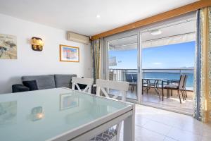 een woonkamer met uitzicht op de oceaan bij Hauzify I Apartament Gavina in Salou