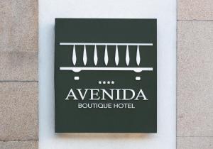 Um certificado, prêmio, placa ou outro documento exibido em Avenida Boutique Hotel