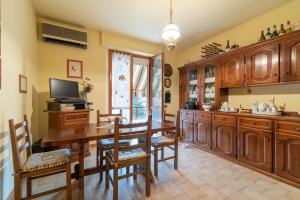 a kitchen with a wooden table and wooden cabinets at Casa Dolce Casa in Montepulciano