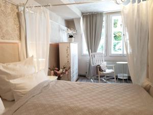 Postel nebo postele na pokoji v ubytování Stillvolle Designwohnung im historischen Zentrum