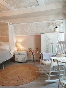 1 dormitorio con 1 cama, 1 silla y 1 mesa en Stillvolle Designwohnung im historischen Zentrum en Stolberg i. Harz