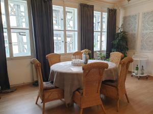 Posezení v ubytování Stillvolle Designwohnung im historischen Zentrum