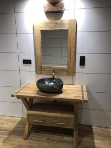 łazienka z umywalką i lustrem w obiekcie Chalet 3 Céline 6 personnes Vieux Village w mieście Bonneval-sur-Arc