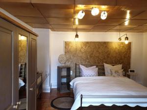 Postel nebo postele na pokoji v ubytování Stillvolle Designwohnung im historischen Zentrum