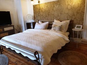 Postel nebo postele na pokoji v ubytování Stillvolle Designwohnung im historischen Zentrum