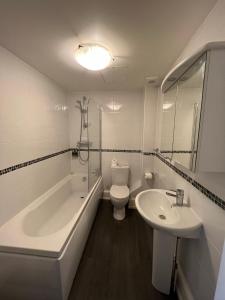 łazienka z wanną, toaletą i umywalką w obiekcie Melton Guest House w mieście York