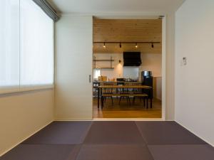Rakuten STAY HOUSE x WILL STYLE Itoshima 105 في Itoshima: اطلالة غرفة الطعام والمطبخ من الممر