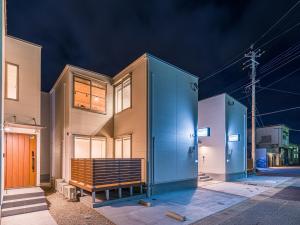 une maison avec un banc devant elle dans l'établissement Rakuten STAY HOUSE x WILL STYLE Itoshima 105, à Itoshima