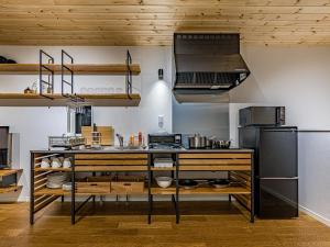- une cuisine avec un comptoir et une cuisinière dans l'établissement Rakuten STAY HOUSE x WILL STYLE Itoshima 105, à Itoshima
