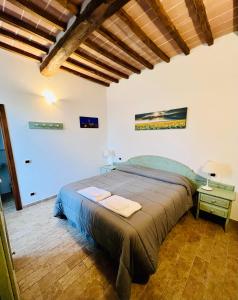 una camera con un grande letto di Podere La Miniera Relax & Food a Siena