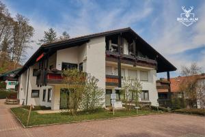 un gran edificio blanco con techo negro en Chalet Hirschgold, en Oberstaufen