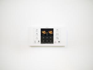 un reloj digital en una pared blanca en Rakuten STAY HOUSE x WILL STYLE Itoshima 102 en Itoshima