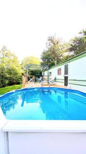 - une piscine en face d'une maison dans l'établissement Lac de la Vie, à Bressuire