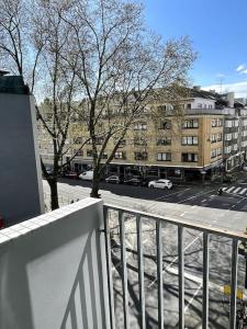 een balkon met uitzicht op een stadsstraat bij Charmantes Studio Apartment in Bestlage im Stadtzentrum mit Balkon & self checkin - City Loft 3 - in Keulen