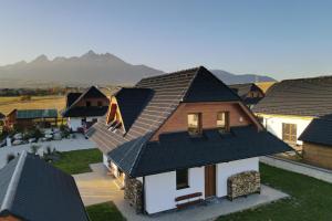 una vista aérea de una casa con techo de metal en TATRYSTAY Family Villa Rosa en Stará Lesná