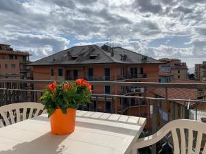 a vase of flowers sitting on a table on a balcony at Elisa Appartamento con parcheggio in Levanto