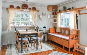 - une chambre avec un lit, une table et une fenêtre dans l'établissement Beautiful Home In Bovik With Wifi, 