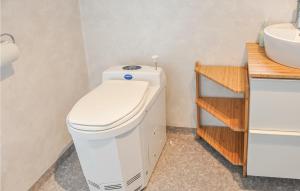 La salle de bains est pourvue de toilettes blanches et d'un lavabo. dans l'établissement Beautiful Home In Bovik With Wifi, 