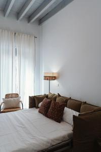 un soggiorno con un grande divano e una finestra di O&L Puñonrostro Bright Minimalist Central Home a Siviglia
