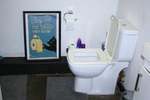 baño con aseo y póster en la pared en Air: Fox on Maboneng, en Johannesburgo 11 fotos más