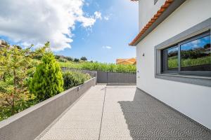 una pasarela que conduce a un lado de una casa en Canhas Residence I by Madeira Sun Travel en Ponta do Sol