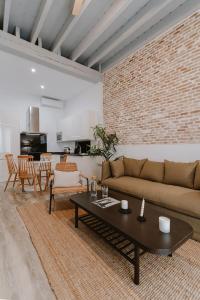 salon z kanapą i stołem w obiekcie One&Lux Puñonrostro Bright Minimalist Central Home w Sewilli +65 zdjęć