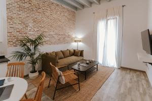 salon z kanapą i stołem w obiekcie One&Lux Puñonrostro Bright Minimalist Central Home w Sewilli