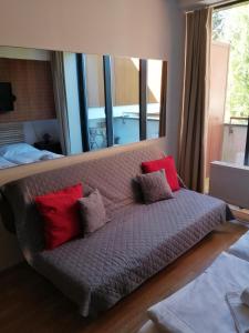un sofá con 4 almohadas en una habitación en Panorama Apartmany, en Štrbské Pleso