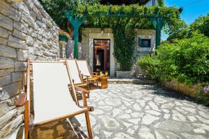 Vonkajšia záhrada v ubytovaní Stone Holiday house Zara with jacuzzi